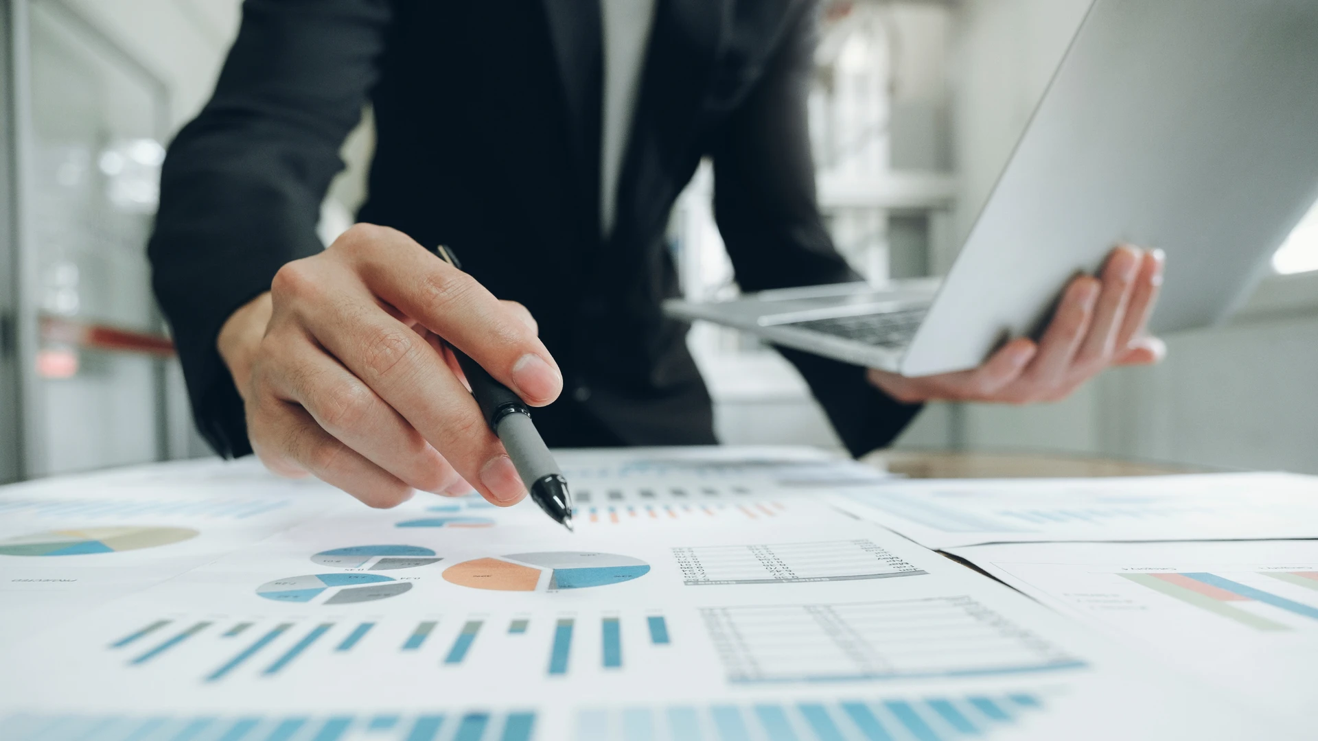 Chicago multifamily investment market data visualization showing rent growth trends 2024-2025